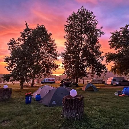 Partifecske Kemping Pilismarot Exteriér fotografie