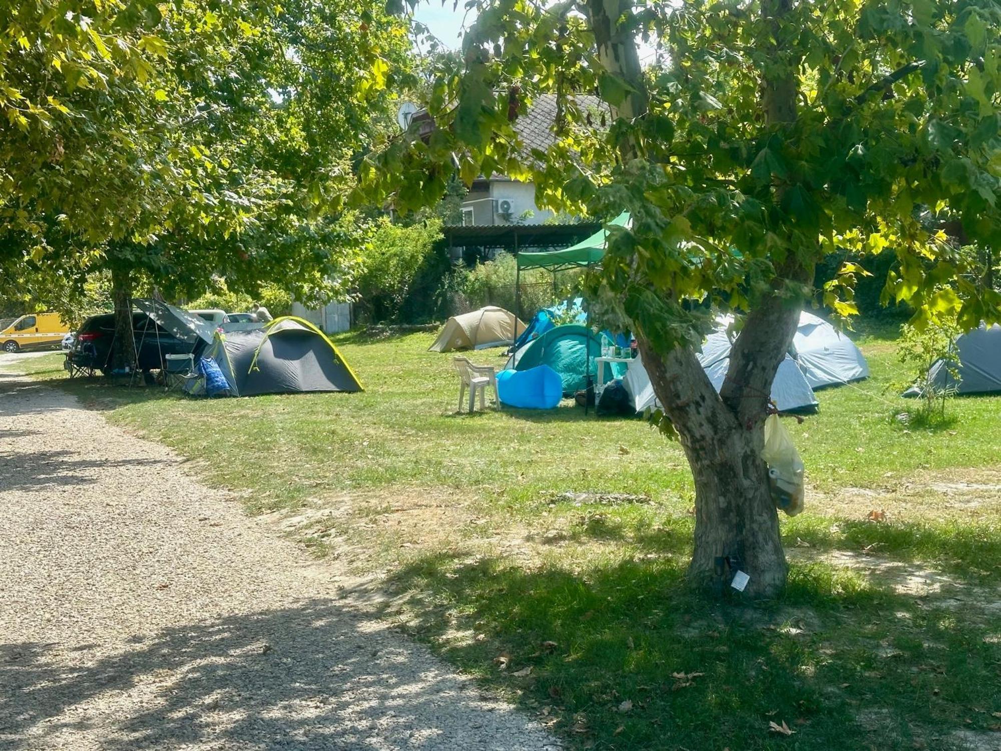 Partifecske Kemping Pilismarot Exteriér fotografie